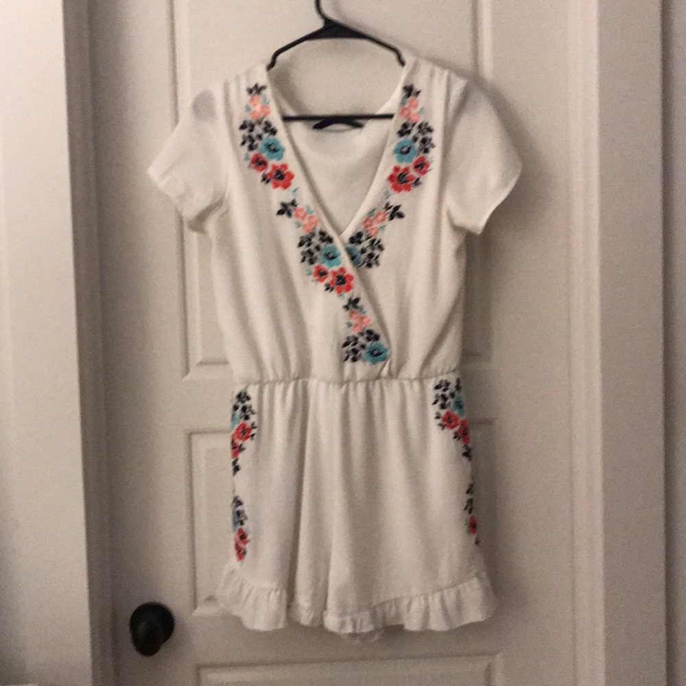 BEAUTIFUL ROMPER WITH FLORAL DETAIL